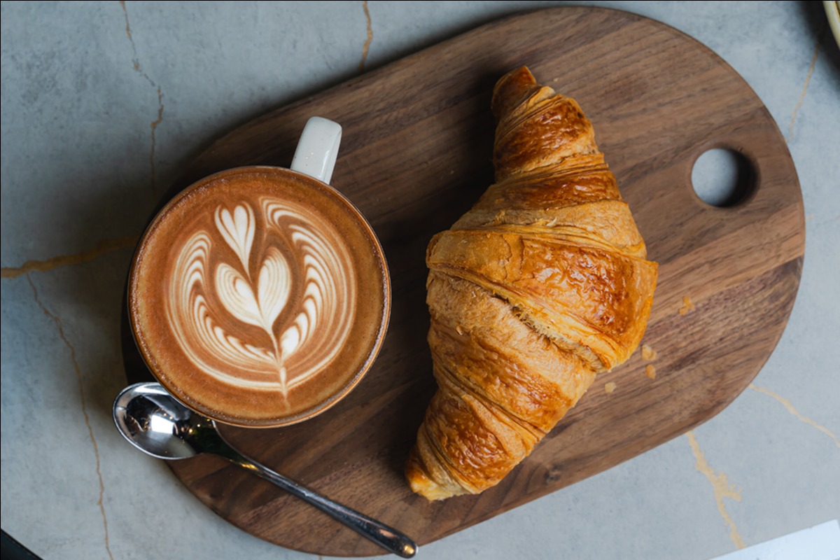 Treat Yourself to EETEN’s Coffee and Croissant